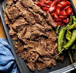 رول کباب ترکی طعام طلایی با استفاده از گوشت باکیفیت ادویه‌های طبیعی و بسته‌بندی کاملاً بهداشتی